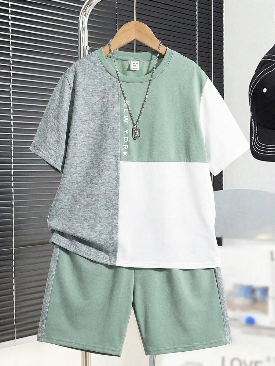 SHEIN 两件套儿童/青少年男童休闲撞色圆领短袖T恤短裤套装，适合通勤、上学、日常休闲、运动、春夏、海滩度假等场合。