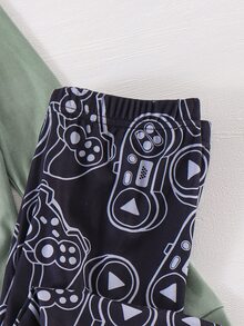 SHEIN 男童遊戲控制器印花緊身長袖居家兩件套，綠色圓領上衣吸睛款 + 同元素滿版印花收口長褲，高彈緊身親膚面料，收口袖口與褲腳設計，兒童居家睡眠時尚休閒百搭睡衣套裝 - 綠色 - 查看 6