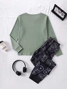 SHEIN 男童遊戲控制器印花緊身長袖居家兩件套，綠色圓領上衣吸睛款 + 同元素滿版印花收口長褲，高彈緊身親膚面料，收口袖口與褲腳設計，兒童居家睡眠時尚休閒百搭睡衣套裝 - 綠色 - 查看 2