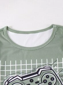 SHEIN 男童遊戲控制器印花緊身長袖居家兩件套，綠色圓領上衣吸睛款 + 同元素滿版印花收口長褲，高彈緊身親膚面料，收口袖口與褲腳設計，兒童居家睡眠時尚休閒百搭睡衣套裝 - 綠色 - 查看 4