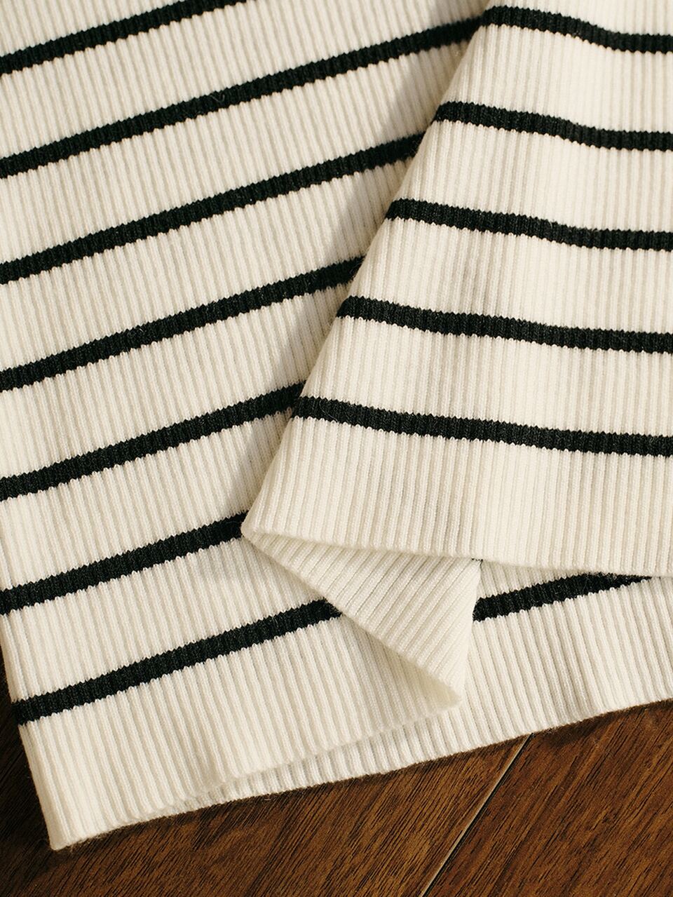 MOTF WOMEN'S V-NECK BUTTON DECOR STRIPED PATTERN SLIM FIT CROPPED SWEATER