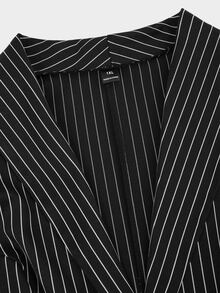 Sweetra Jaket Ukuran Besar Bergaris Model Leg-Of-Gigot Lengan Pendek Depan Belakang Panjang untuk Musim Gugur - Hitam - View 6