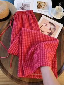 SHEIN CURVE+ Celana Panjang Wanita Ukuran Besar Musim Semi/Panas Motif Kotak-kotak dengan Tali Serut, Kasual, Serbaguna, dan Potongan Lebar untuk Pemakaian Sehari-hari di Musim Gugur - Merah - View 3