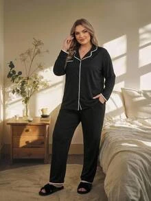 SHEIN CURVE+ 大尺碼女款針織高彈力對比滾邊兩件式睡衣套裝，居家休閒夜穿，黑白配色，秋季傳統優雅休閒風 - 黑與白 - 查看 8