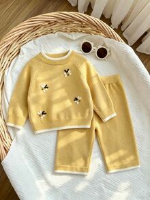 SHEIN Vintaside Kids 2件組女嬰毛衣套裝，圓領套頭毛衣搭配手工刺繡蜜蜂圖案，精湛工藝，精緻 + 針織寬腿褲，舒適柔軟，黃色蜜蜂甜美休閒優雅簡約風，適合秋冬旅行出遊派對戶外日常穿著 - 黃色 - 查看 2