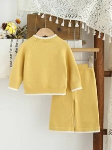 SHEIN Vintaside Kids 2件組女嬰毛衣套裝，圓領套頭毛衣搭配手工刺繡蜜蜂圖案，精湛工藝，精緻 + 針織寬腿褲，舒適柔軟，黃色蜜蜂甜美休閒優雅簡約風，適合秋冬旅行出遊派對戶外日常穿著 - 黃色 - 查看 3