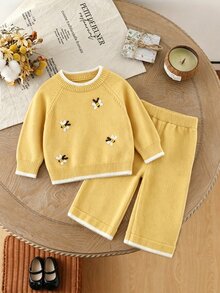 SHEIN Vintaside Kids 2件組女嬰毛衣套裝，圓領套頭毛衣搭配手工刺繡蜜蜂圖案，精湛工藝，精緻 + 針織寬腿褲，舒適柔軟，黃色蜜蜂甜美休閒優雅簡約風，適合秋冬旅行出遊派對戶外日常穿著 - 黃色 - 查看 4