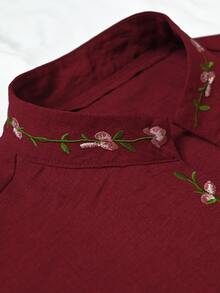 SHEIN LUNE 女款夏季復古刺繡立領短袖襯衫，白色溫柔風V領花卉上衣，修身百搭通勤度假風 - 酒紅色 - 查看 4
