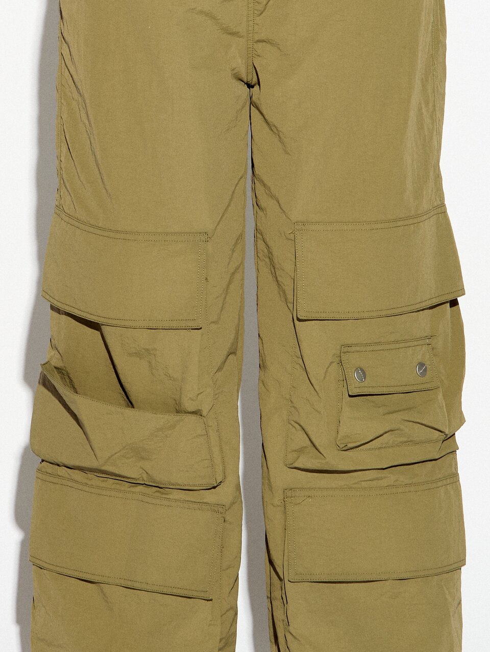 SUMWON WOMEN Pantaloni cargo a gamba larga con dettagli multi tasche, vita bassa, lunghezza intera, stile utility, vestibilità rilassata, adatti per primavera, estate e stagione dei festival