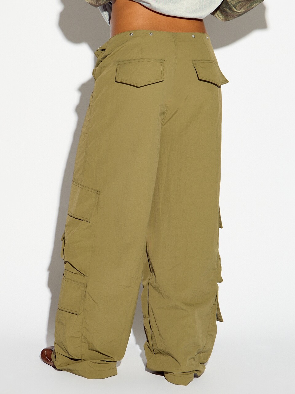 SUMWON WOMEN Pantaloni cargo a gamba larga con dettagli multi tasche, vita bassa, lunghezza intera, stile utility, vestibilità rilassata, adatti per primavera, estate e stagione dei festival
