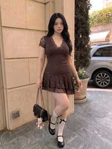 SHEIN MOD 大尺碼女款優雅不對稱荷葉邊蕾絲迷你洋裝，春/夏女裝穿搭 - 棕色 - 查看 12