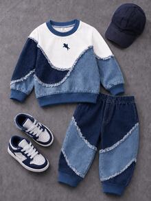Set Sweatshirt Anak Laki-Laki (Ukuran Kecil), Model Kerah Bulat, Manset, Kerah, dan Bagian Bawah Bergaris Biru Tua; Bagian Atas Terbuat dari Kain Putih Polos dengan Bordir Kuda Kecil di Dada, Bagian Bawah dan Lengan dengan Patchwork Melengkung Asimetris dari Denim Biru Muda dan Biru Tua, Celana dengan Manset Bergaris yang Serasi dan Desain Patchwork Melengkung Asimetris yang Sama seperti Atasan. - MultiWarna - View 6