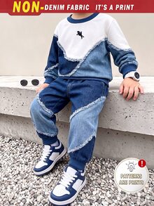 Set Sweatshirt Anak Laki-Laki (Ukuran Kecil), Model Kerah Bulat, Manset, Kerah, dan Bagian Bawah Bergaris Biru Tua; Bagian Atas Terbuat dari Kain Putih Polos dengan Bordir Kuda Kecil di Dada, Bagian Bawah dan Lengan dengan Patchwork Melengkung Asimetris dari Denim Biru Muda dan Biru Tua, Celana dengan Manset Bergaris yang Serasi dan Desain Patchwork Melengkung Asimetris yang Sama seperti Atasan. - MultiWarna - View 1