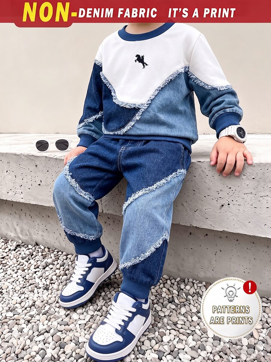 Set Sweatshirt Anak Laki-Laki (Ukuran Kecil), Model Kerah Bulat, Manset, Kerah, dan Bagian Bawah Bergaris Biru Tua; Bagian Atas Terbuat dari Kain Putih Polos dengan Bordir Kuda Kecil di Dada, Bagian Bawah dan Lengan dengan Patchwork Melengkung Asimetris dari Denim Biru Muda dan Biru Tua, Celana dengan Manset Bergaris yang Serasi dan Desain Patchwork Melengkung Asimetris yang Sama seperti Atasan. - MultiWarna - View 1