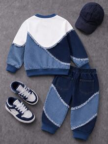 Set Sweatshirt Anak Laki-Laki (Ukuran Kecil), Model Kerah Bulat, Manset, Kerah, dan Bagian Bawah Bergaris Biru Tua; Bagian Atas Terbuat dari Kain Putih Polos dengan Bordir Kuda Kecil di Dada, Bagian Bawah dan Lengan dengan Patchwork Melengkung Asimetris dari Denim Biru Muda dan Biru Tua, Celana dengan Manset Bergaris yang Serasi dan Desain Patchwork Melengkung Asimetris yang Sama seperti Atasan. - MultiWarna - View 2