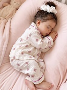 SHEIN 1套女嬰棉質睡衣，充滿俏皮自然氛圍，淺米色上衣搭配經典翻領設計，領口、袖口與下擺有對比色滾邊，長袖長褲睡衣套裝，含4款不同圖案：花朵、熊、蝴蝶結、草莓與兔子 - 彩色 - 查看 1