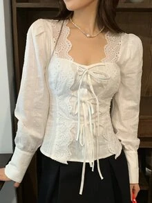 DAZY 女款白色方領花瓣袖鏤空刺繡蕾絲飾邊繫腰修身長袖襯衫 夏季可愛上衣 - 白色 - 查看 2