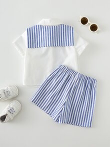 Cozy Pixies 3件組男嬰舒適休閒百搭日常時尚簡約學院風白色 Polo 衫搭配藍白條紋披肩與藍白短褲多件套裝，適用制服正式穿著、婚禮、滿月、洗禮、周歲慶祝與嬰兒派對 - 彩色 - 查看 2