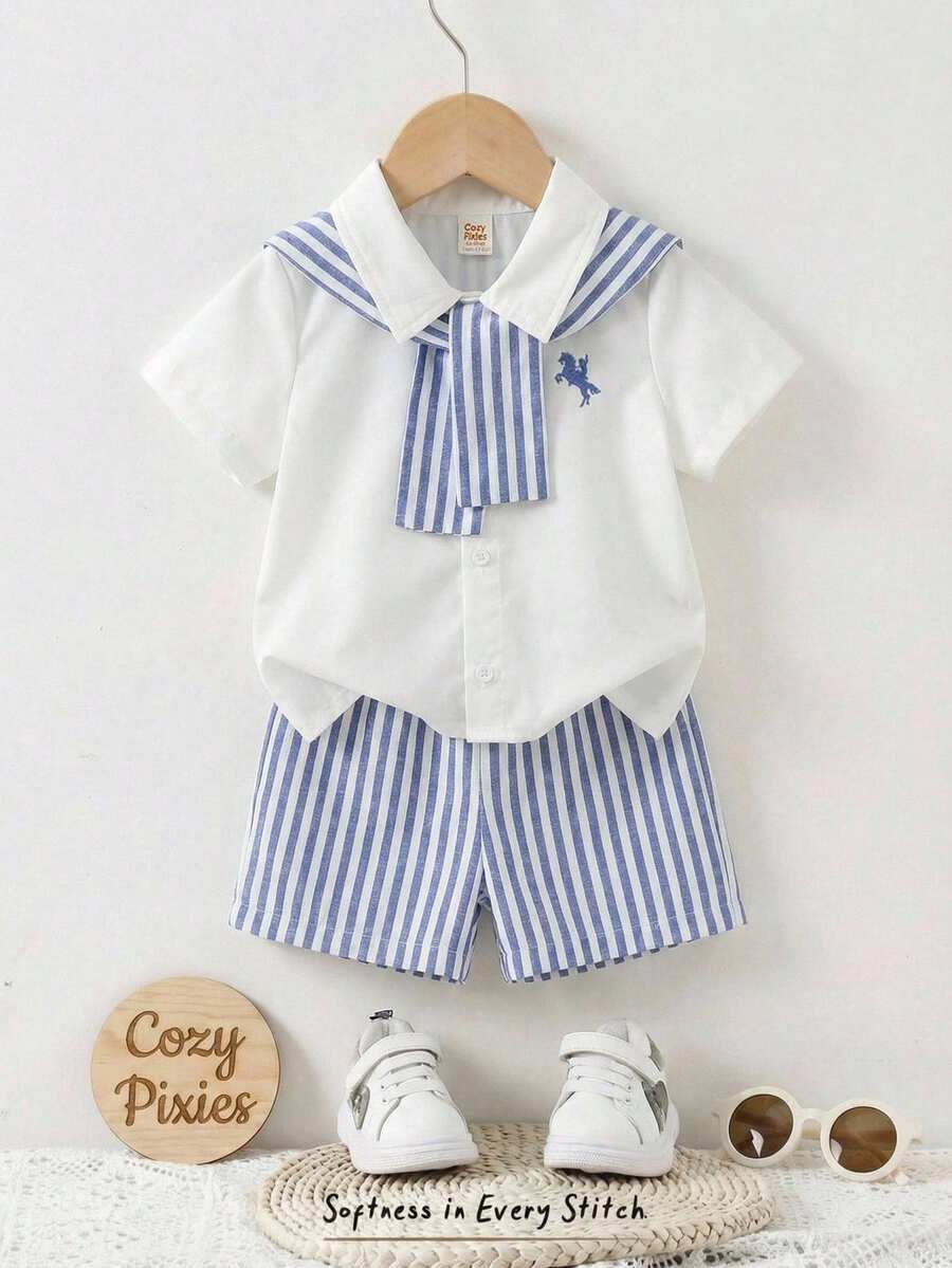 Cozy Pixies 3件組男嬰舒適休閒百搭日常時尚簡約學院風白色 Polo 衫搭配藍白條紋披肩與藍白短褲多件套裝，適用制服正式穿著、婚禮、滿月、洗禮、周歲慶祝與嬰兒派對 - 彩色 - 查看 1
