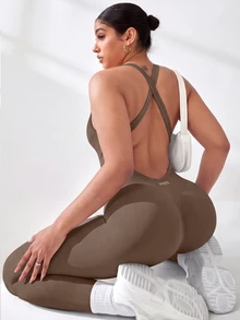 SHEIN Rhythm Era Jumpsuit Pas Badan Tanpa Lengan dengan Leher Halter, Warna Polos Ukuran Plus - Coklat - View 2