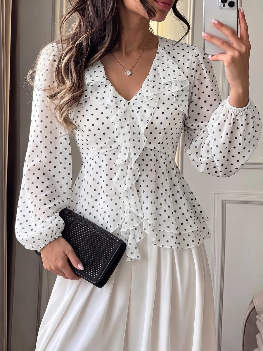 Lucivie Blouse élégante et décontractée pour femme, style resort français, blanche à pois noirs, en mousseline, col V profond, à volants superposés, manches bouffantes et ourlet irrégulier - Blanc - Voir 1