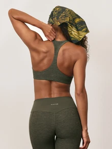 GLOWMODE FeatherFit™ Explore Your Glow Soutien-gorge de sport dos nageur avec panneaux CloudBlend & bonnets amovibles faible impact extérieur yoga studio quotidien - Trail Green - Voir 4