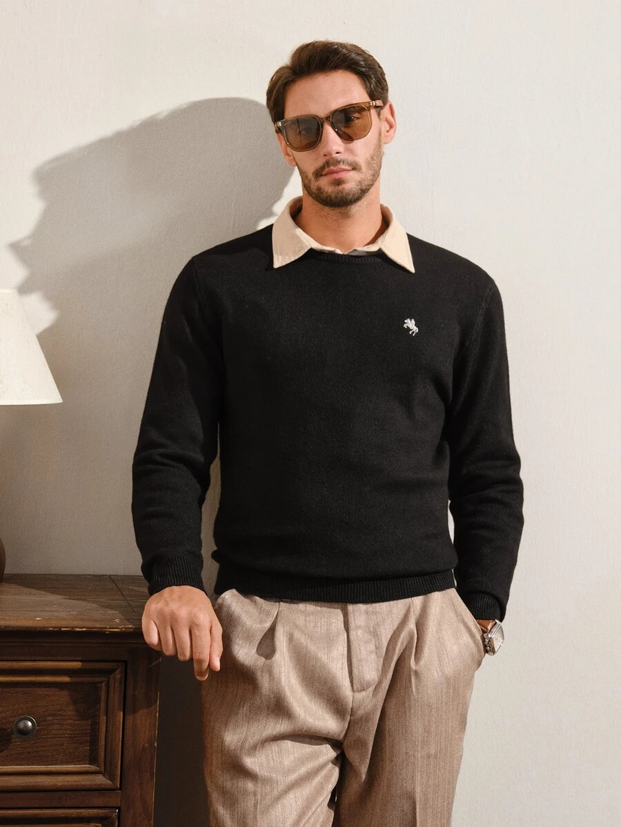 VeloEdit Sweater Lengan Panjang Kasual Pria Motif Ksatria untuk Sehari-hari - Hitam - View 1