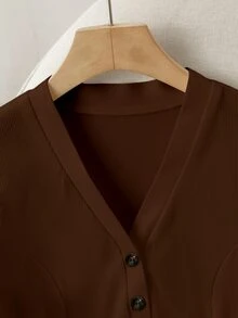GlowEve 女士时尚针织深V领短袖收腰开襟金属纽扣优雅浪漫休闲日常穿着、工作、晚宴、春夏T恤 - 棕色 - 查看 3
