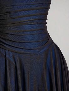 SHEIN ICON Gaun Cami Seksi Wanita Ukuran Plus dengan Desain Blok Warna, Lipit, Pinggang Ramping, dan Hem Asimetris - Biru - View 5