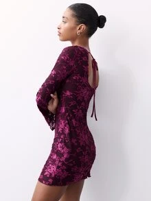 Nöista Dark Purple Flocked Floral Long-Sleeved Fitted Mini Dress. Sexy, Retro, Glamorous. Elegant, Fall Night Out Cocktail, Dinners, Festive Parties. Luxury - Purple - View 2