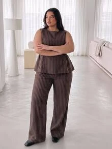 SHEIN CURVE+ 大尺碼 US 22 棕色條紋兩件套西裝套裝，荷葉邊上衣 + 西裝長褲 - 棕色 - 查看 3