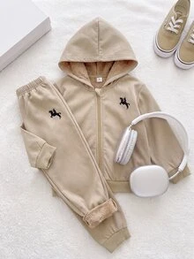 SHEIN Playful Pals 2件組小男孩休閒拼接純色長袖舒適保暖內裡拉鍊外套與長褲套裝，適合日常休閒戶外穿著，秋冬款 - 卡其色 - 查看 4