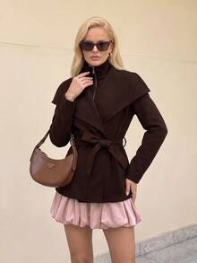 Selenza Jaket Ringan dengan Kerah Air Terjun dan Sabuk - Coklat - View 1