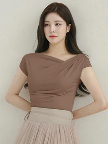 DAZY Áo thun nữ tay ngắn xếp ly cổ bất đối xứng màu trơn mùa hè thời trang đi chơi - Lạc đà - Xem 5