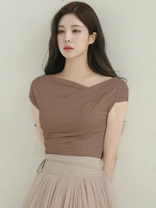 DAZY Áo thun nữ tay ngắn xếp ly cổ bất đối xứng màu trơn mùa hè thời trang đi chơi - Lạc đà - Xem 3