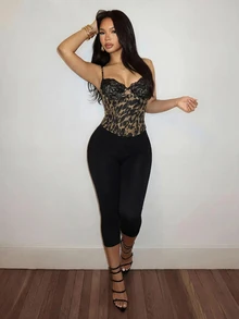 Slaydiva طقم نسائي لعيد الحب: حمالة صدر بسلك تحت الصدر مع كوب وتصميم دانتيل مرقع بطبعة نمر + بنطلون دراجات ضيق أسود بطول 7 بوصات، ملابس مثيرة - متعدد الألوان - مشاهدة 2