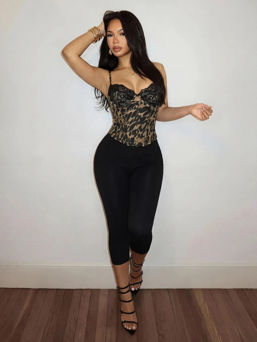 Slaydiva طقم نسائي لعيد الحب: حمالة صدر بسلك تحت الصدر مع كوب وتصميم دانتيل مرقع بطبعة نمر + بنطلون دراجات ضيق أسود بطول 7 بوصات، ملابس مثيرة