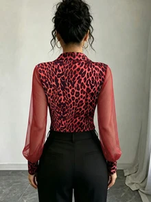 GlowEve 女款秋季服飾 網格拼接豹紋印花鈕扣優雅T恤 - 紅色 - 查看 2