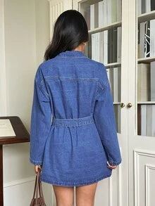 Rivivi Gaun Denim dengan Saku Lipat dan Sabuk - Biru - View 2