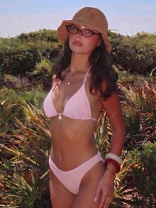 SHEIN Swim 女款夏季海灘極簡波希米亞風蕾絲壓紋掛脖三角比基尼上衣，附珍珠貝殼吊墜 + 高衩比基尼下褲，2件式泳衣套裝。純白色泳衣，適合春假、節慶與熱帶度假，展現清新極簡度假風。白色蕾絲比基尼套裝，珍珠飾細節比基尼，紋理面料比基尼 - 粉色 - 查看 5