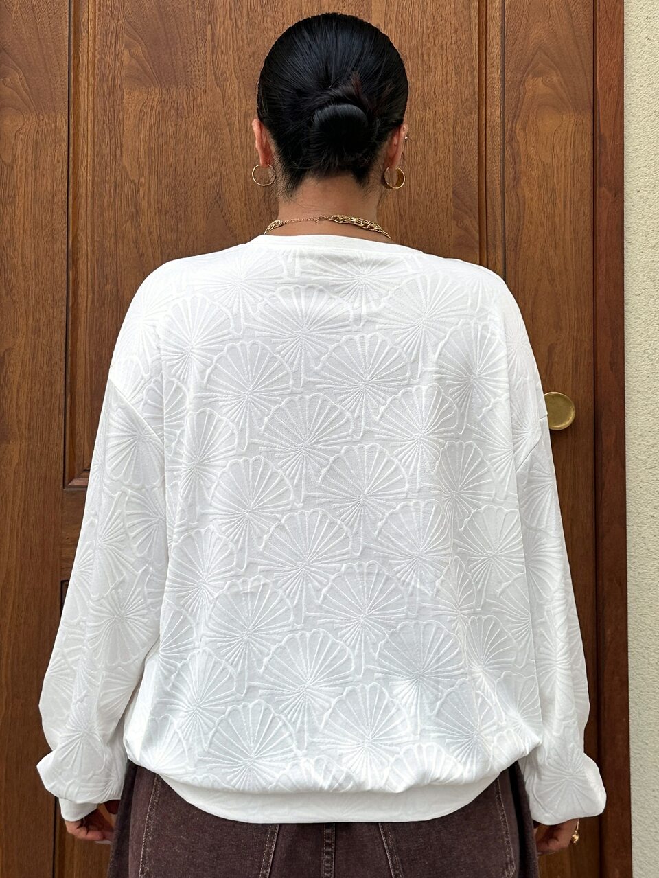 Dazy Plus White Textured Fabric Loose Casual Crew Neck Pullover Sweatshirt For Spring And Autumn Vacation