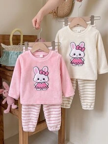 2件組女孩兔兔刷毛睡衣，3D兔兔貼花刺繡，柔軟可愛秋冬女孩珊瑚絨條紋居家服套裝，純色上衣搭配波浪條紋長褲，甜美配色，寬鬆圓領＋收口袖，舒適適合居家與休閒外出 - 粉色 - 查看 8