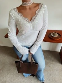 Dazy Plus Atasan Seksi Berbalut Beludru dengan Renda Kontras, Kaos Baru Musim Semi/Gugur untuk Liburan - Putih - View 4