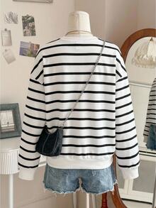 SHEIN Tween Girl Loose Casual Kids Crew Neck Pullover Black & White Striped Floral Decor Long Sleeve Soft Minimalist Sweatshirt, Autumn/Winter Clothing - Black and White - View 2