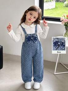 SHEIN Genkimix Kids 女童牛仔吊帶褲，四季皆宜，可愛休閒風，復古中藍色牛仔布，胸前3D大蝴蝶結設計搭配白色波點印花，直筒寬鬆版型，柔軟舒適面料，百搭時尚風格，適合日常穿著、度假、旅行等多種場合 - 中等水洗藍 - 查看 7