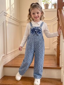 SHEIN Genkimix Kids 女童牛仔吊帶褲，四季皆宜，可愛休閒風，復古中藍色牛仔布，胸前3D大蝴蝶結設計搭配白色波點印花，直筒寬鬆版型，柔軟舒適面料，百搭時尚風格，適合日常穿著、度假、旅行等多種場合 - 中等水洗藍 - 查看 8