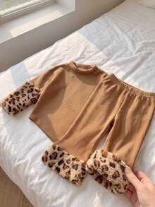 SHEIN 2件組幼女上衣與喇叭褲套裝，可愛棕色毛絨羅紋設計，不對稱下擺，長袖高領加厚冬季毛衣連身褲，適合7歲生日派對 - 卡其色 - 查看 2