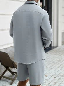 Manfinity Homme 男士兩件套：華夫格紋長袖襯衫與抽繩短褲，極簡寬鬆休閒商務通勤度假純色套裝 - 灰色 - 查看 2