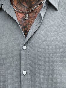 Manfinity Homme 男士兩件套：華夫格紋長袖襯衫與抽繩短褲，極簡寬鬆休閒商務通勤度假純色套裝 - 灰色 - 查看 3