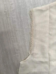SHEIN Holidaya 女款優雅亞麻無袖上衣，休閒圓領蕾絲飾邊背心上衣，寬鬆版型夏季通勤上衣，輕盈透氣基礎襯衫，適合日常工作 - 杏色 - 查看 5